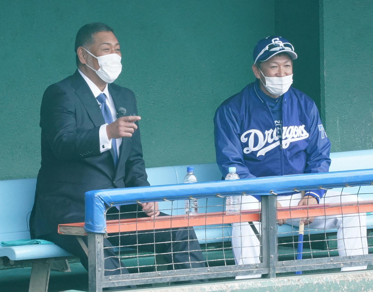 言葉を交わす清原氏（左）と立浪監督（撮影・森本幸一）（2022年2月22日撮影）