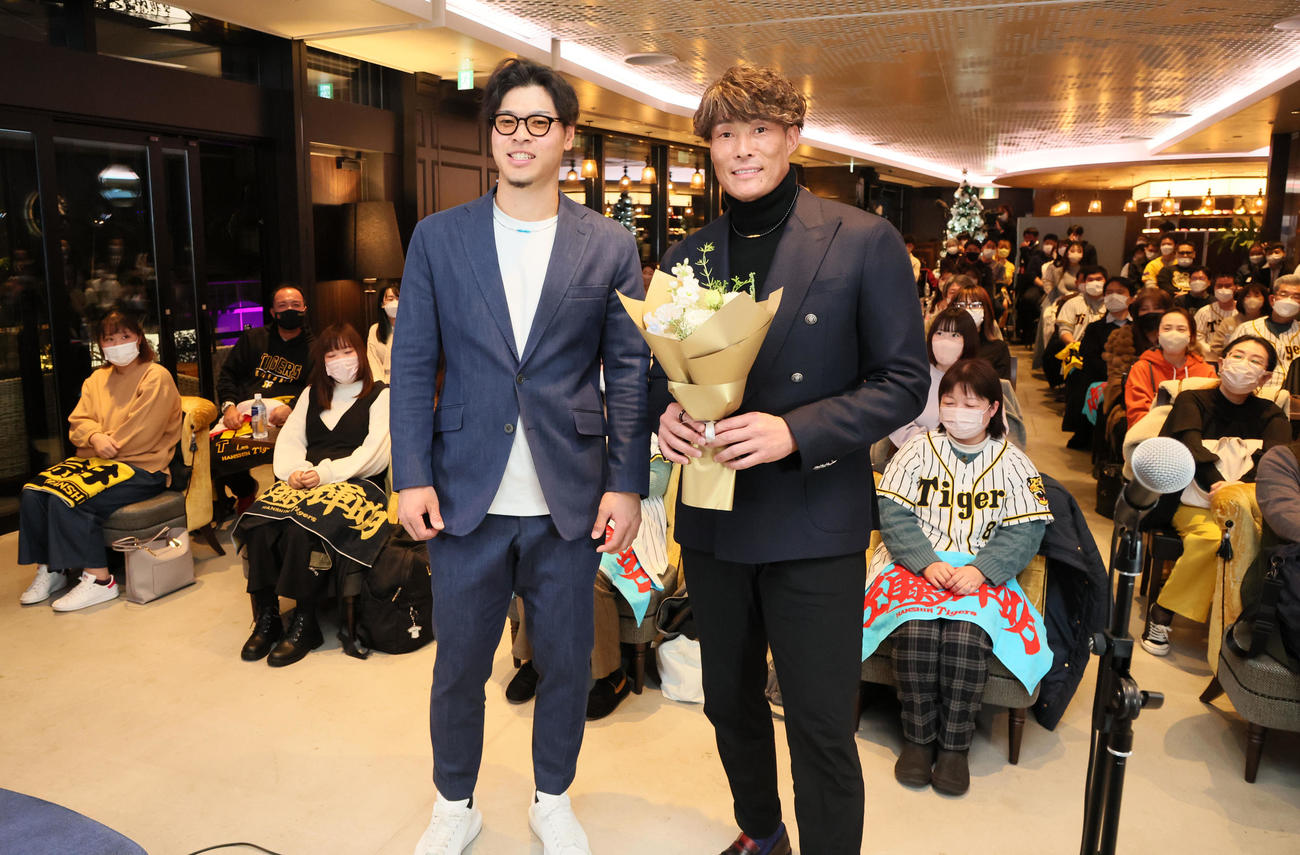 ファンミーティングで糸井氏（右）と写真に納まる佐藤輝（撮影・加藤哉）