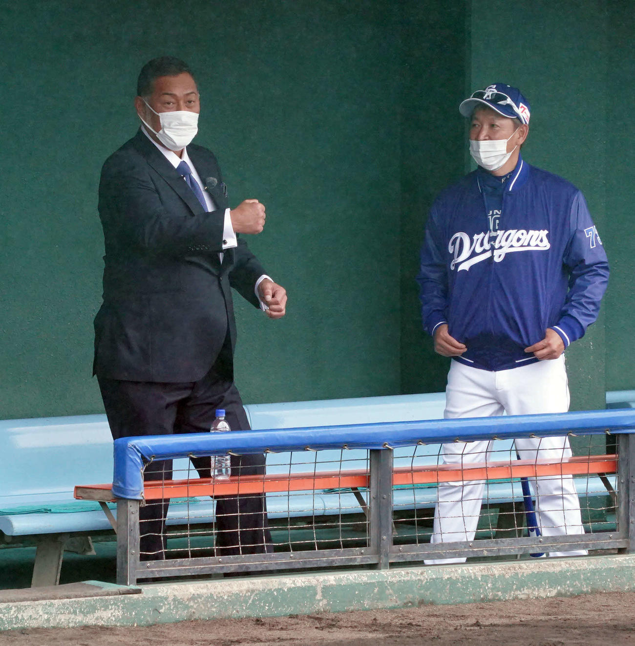 2月、中日キャンプを訪れた清原氏（左）と立浪監督