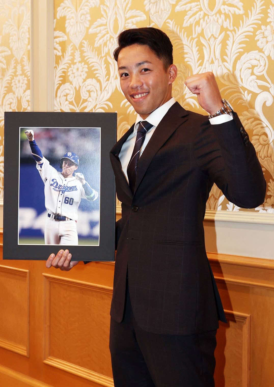 中部運動記者クラブ、プロ野球分科会から最優秀選手表彰を受けた中日岡林