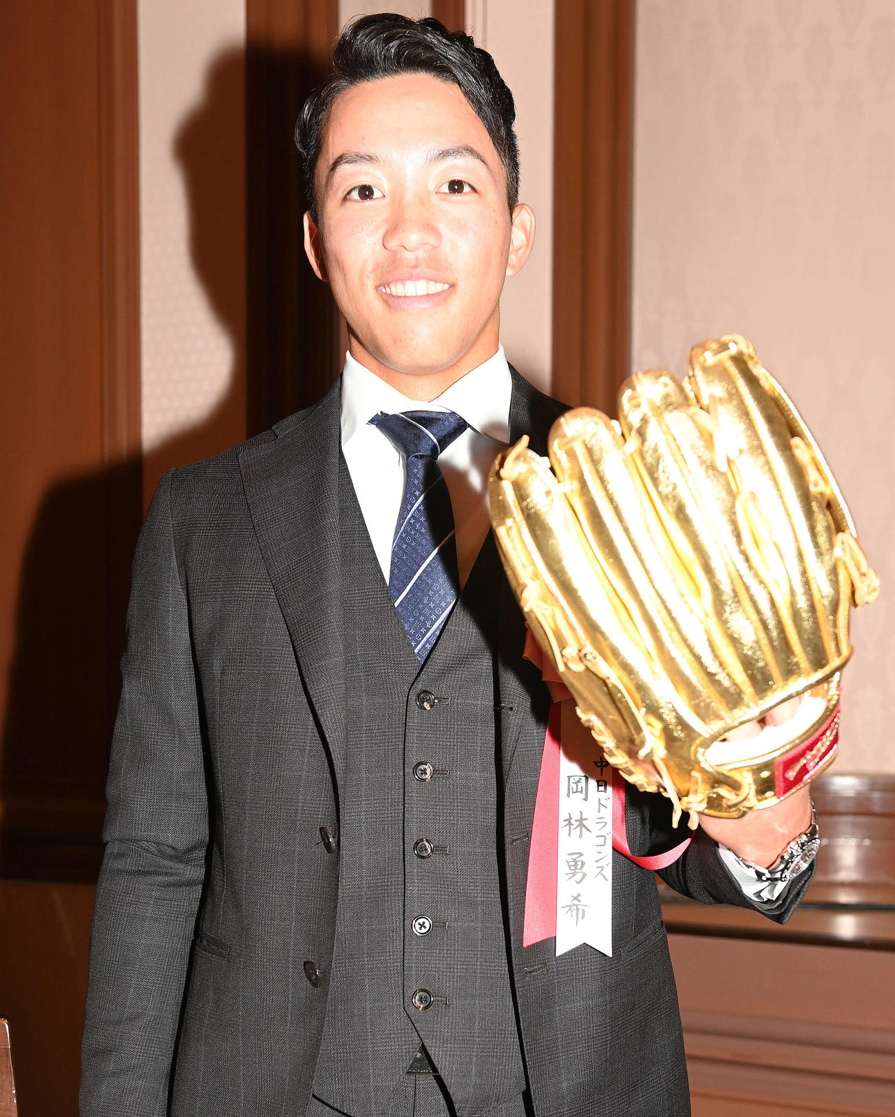 ゴールデングラブを受賞した中日岡林（2022年11月撮影）