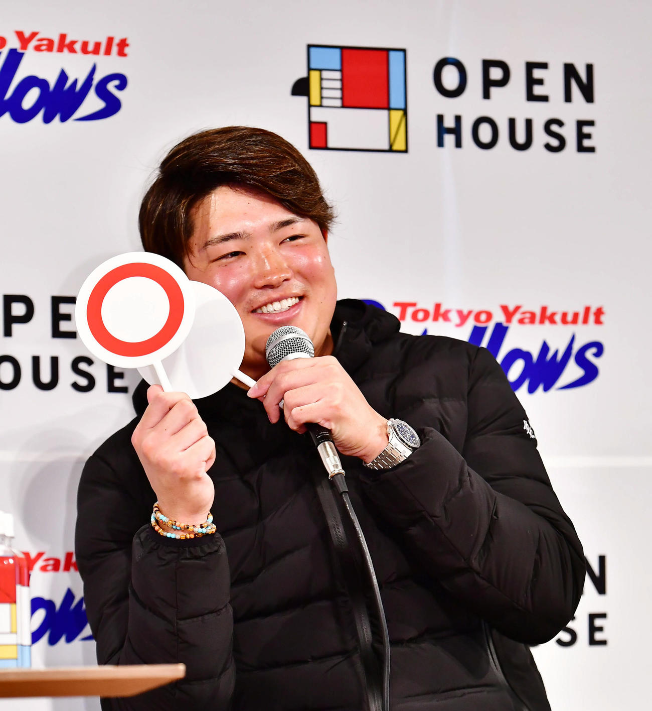 オープンハウス主催のトークショーで○×クイズに臨むヤクルト村上（撮影・小沢裕）