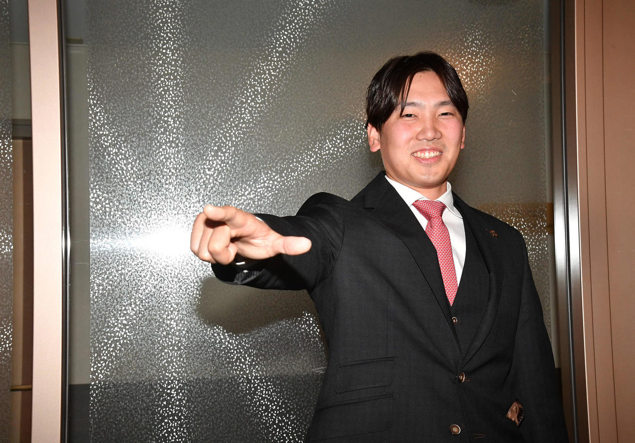 契約更改を終え、Zポーズを決める石川（撮影・岩下翔太）