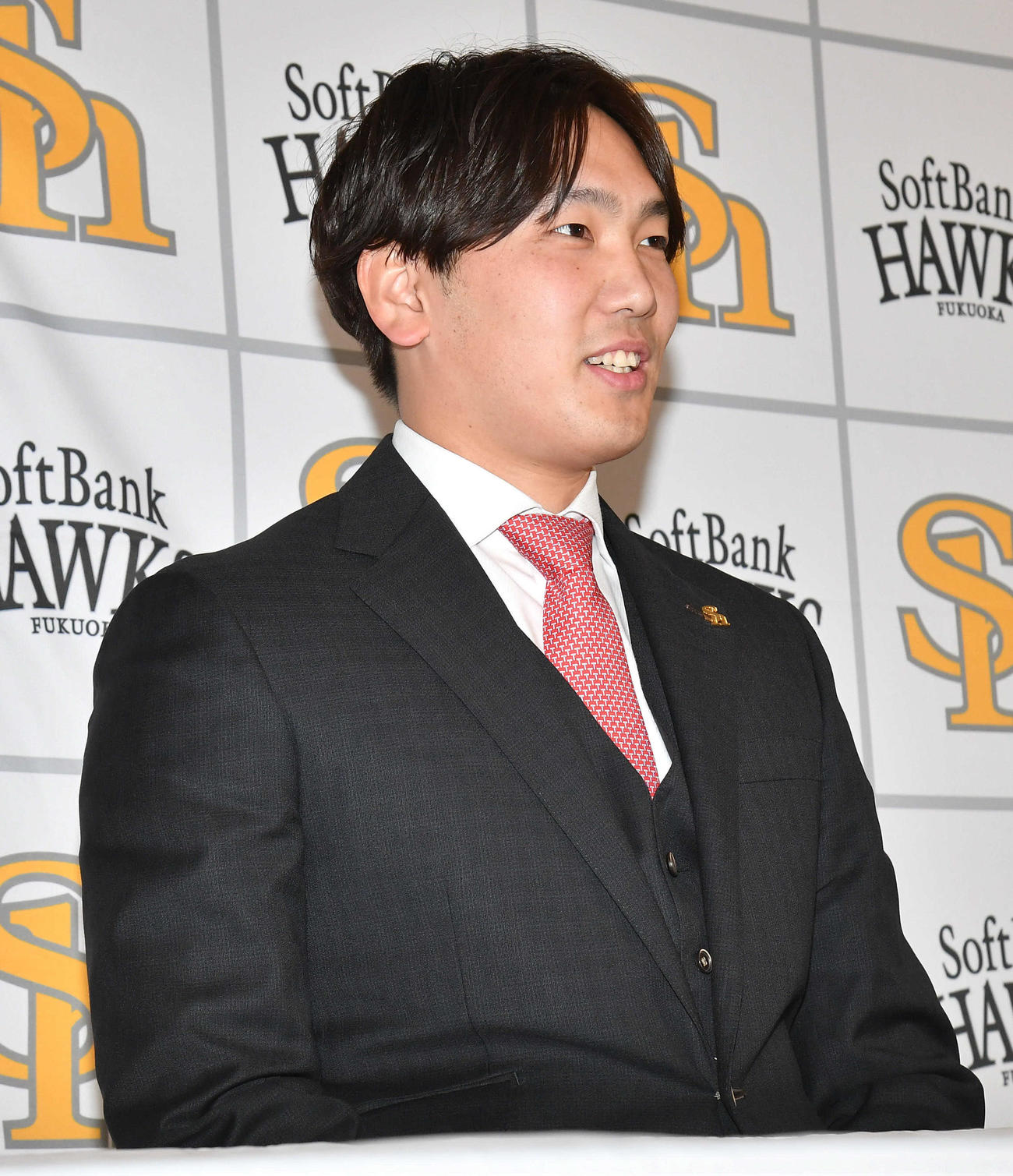 契約更改を終えて会見を行う石川（撮影・岩下翔太）
