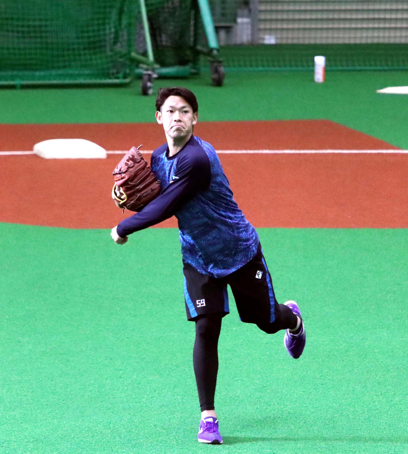 鎌ケ谷の室内練習場でキャッチボールする日本ハム根本（撮影・永野高輔）