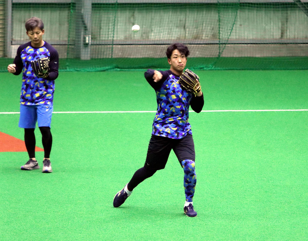 鎌ケ谷の室内練習場で守備練習に励む日本ハム有薗（右）。左は水野（撮影・永野高輔）