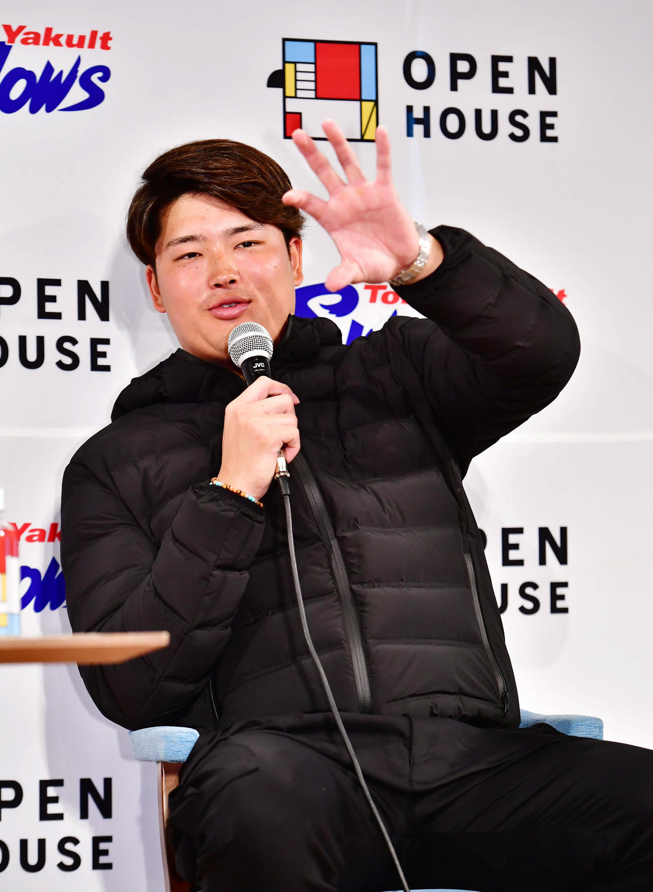 オープンハウス主催のトークショーに臨むヤクルト村上（撮影・小沢裕）