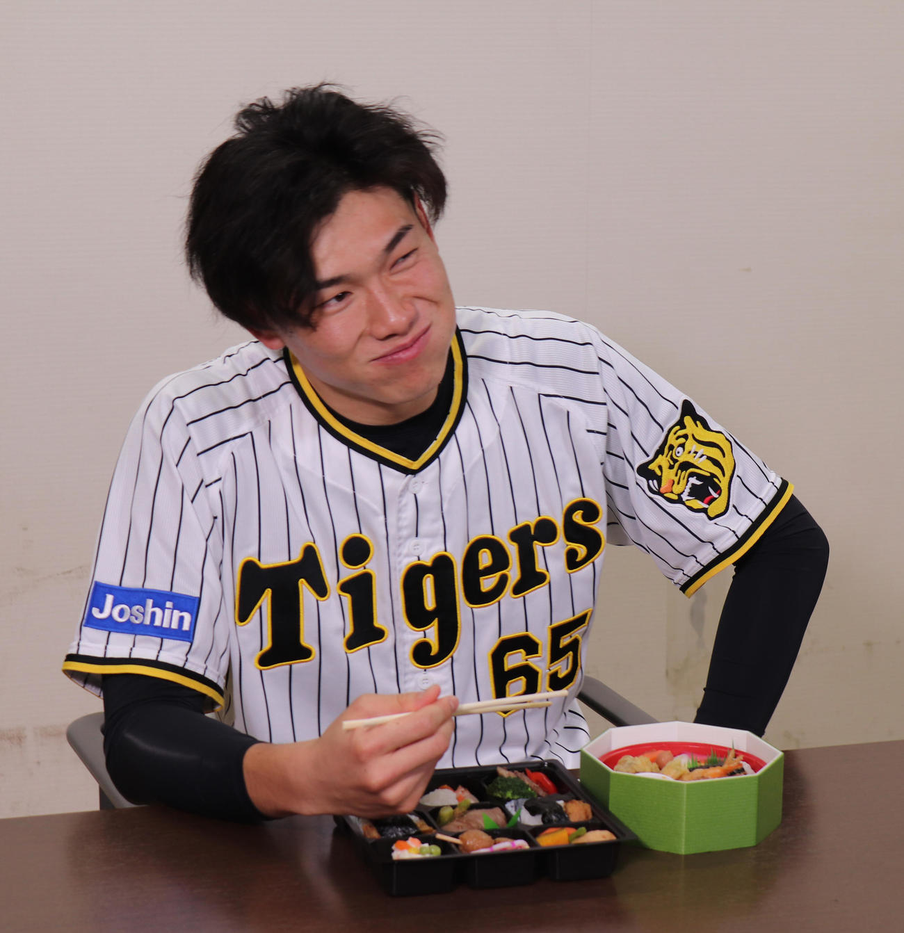 来季の甲子園球場コラボグルメで開発中の弁当を試食する湯浅（阪神甲子園球場提供）