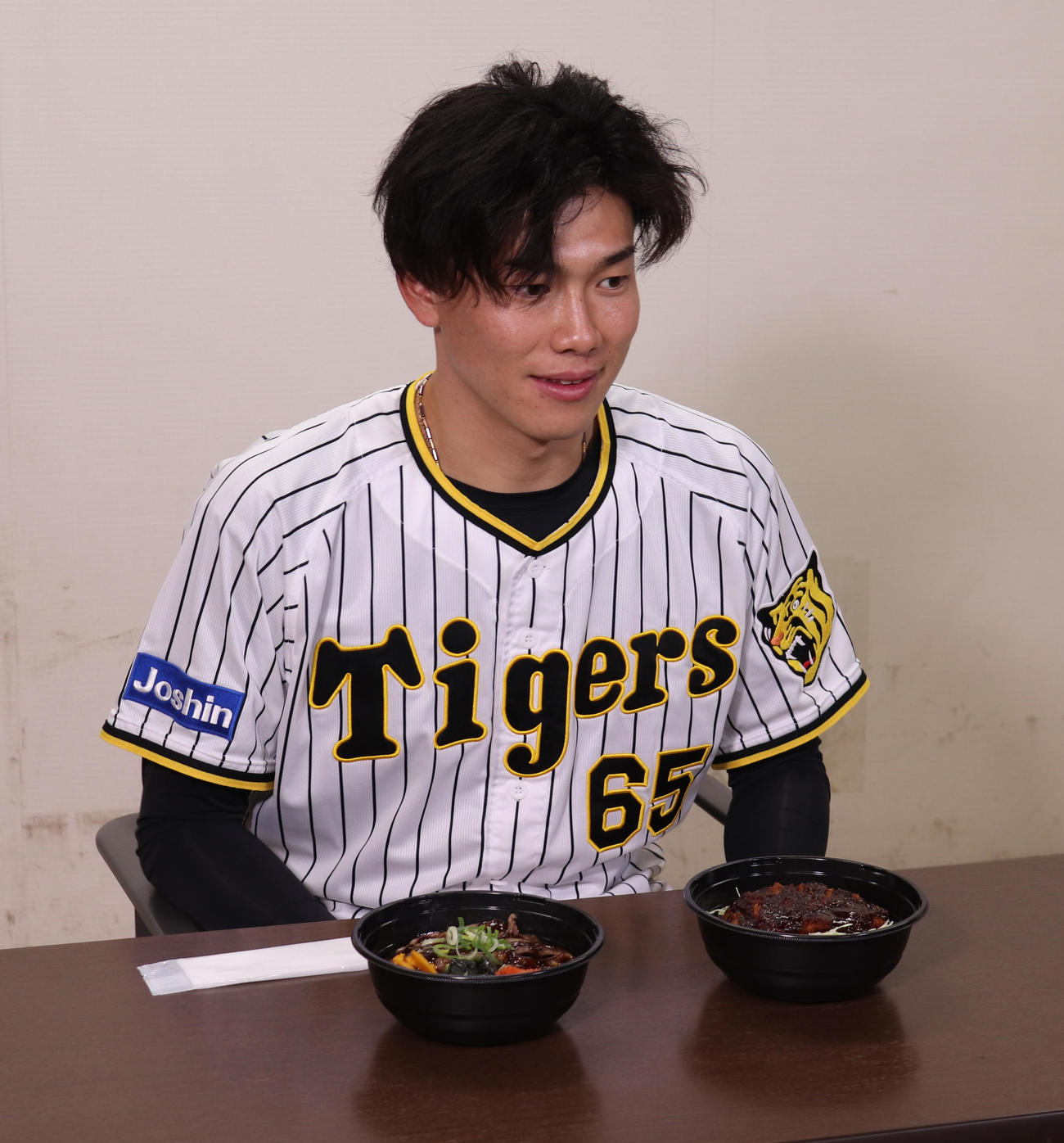 来季の甲子園球場コラボグルメで開発中の「みそカツ丼」と「みそダレ風の肉丼」を試食する湯浅（阪神甲子園球場提供）