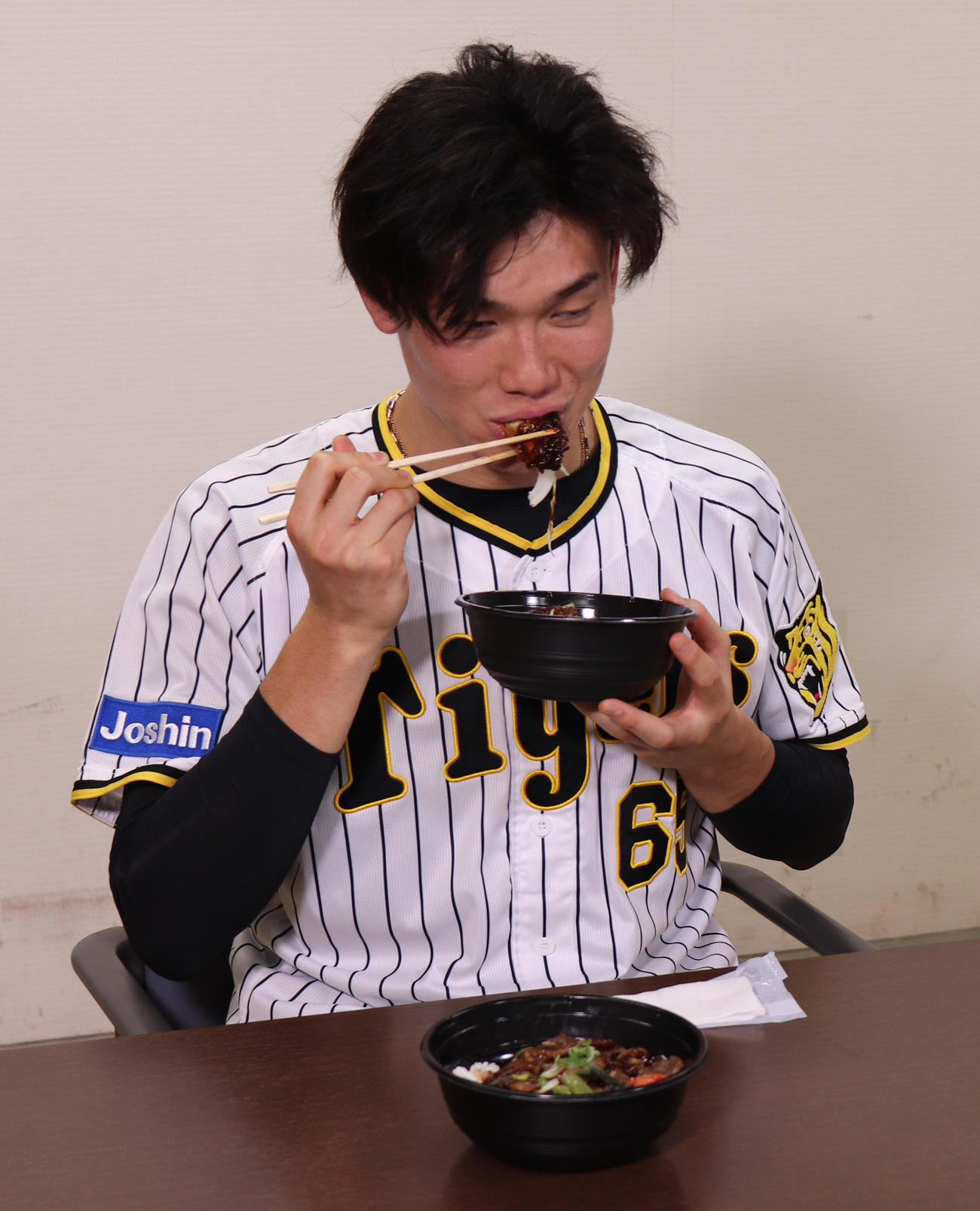 来季の甲子園球場コラボグルメで開発中の「みそカツ丼」と「みそダレ風の肉丼」を試食する湯浅（阪神甲子園球場提供）