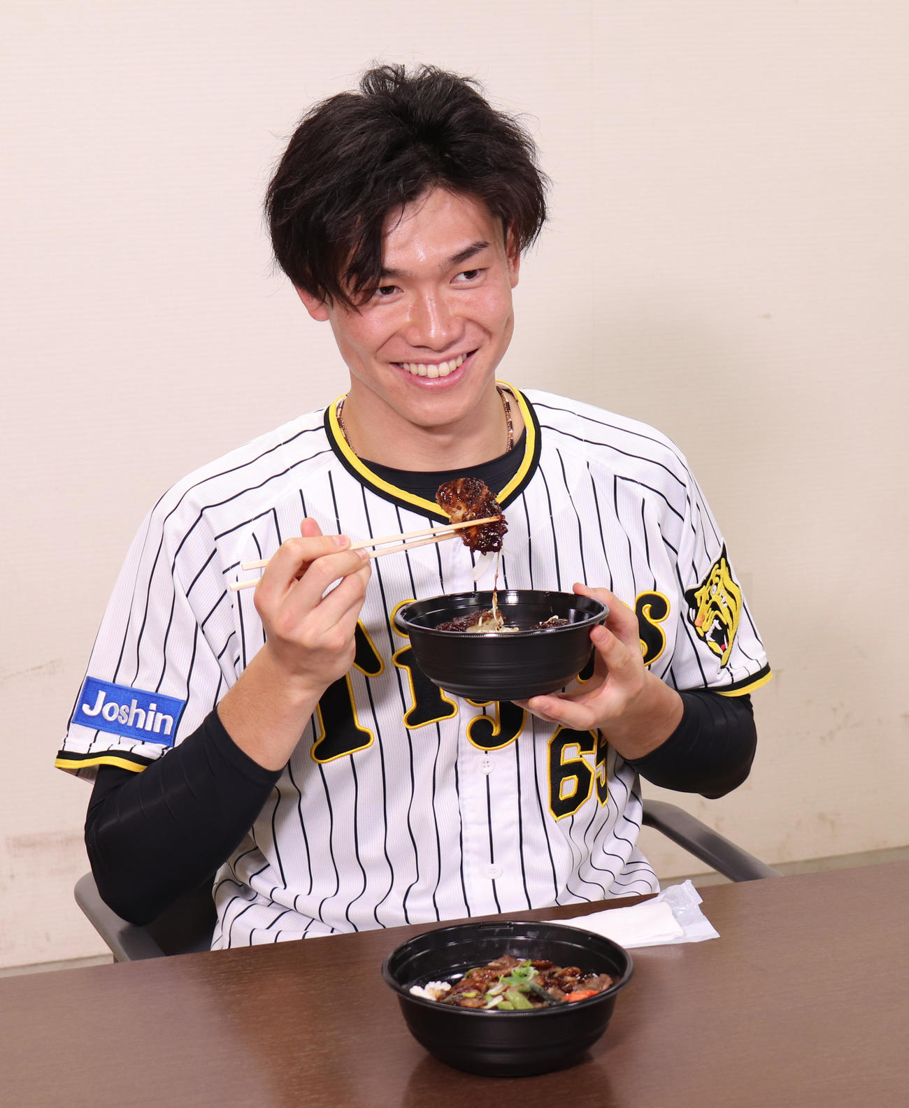 来季の甲子園球場コラボグルメで開発中の「みそカツ丼」と「みそダレ風の肉丼」を試食する湯浅（阪神甲子園球場提供）