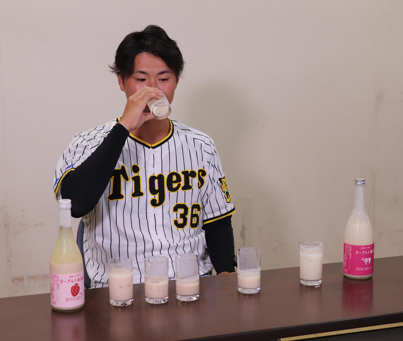 来季の阪神コラボグルメ開発で試飲する浜地（阪神甲子園球場提供）