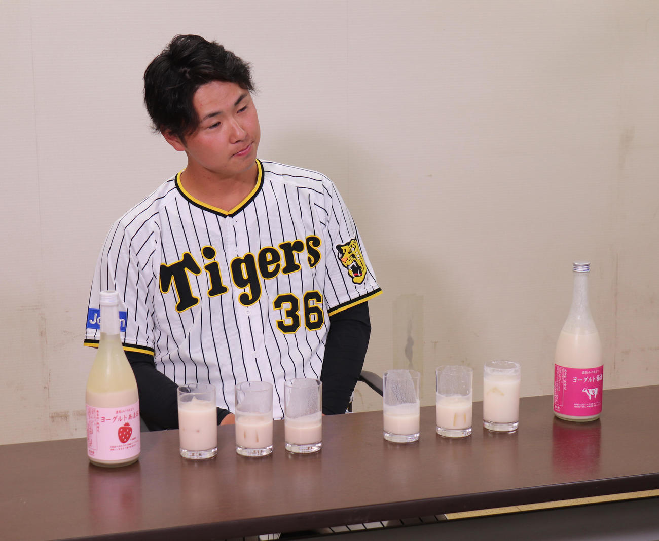 来季の阪神コラボグルメ開発で試飲する浜地（阪神甲子園球場提供）