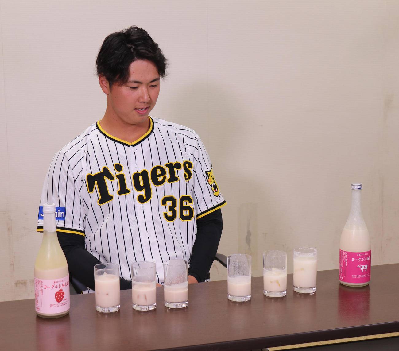 来季の阪神コラボグルメ開発で試飲する浜地（阪神甲子園球場提供）