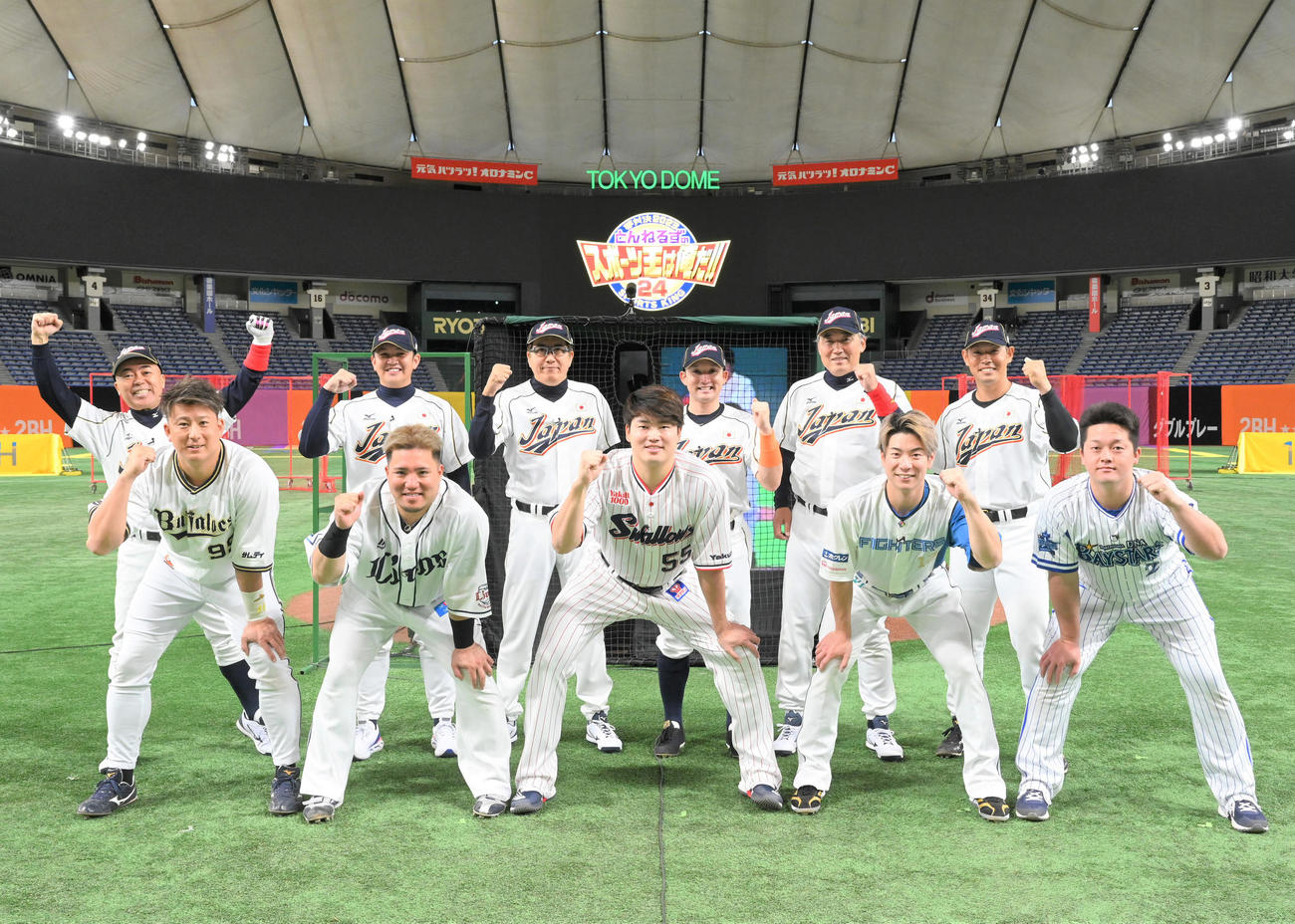 リアル野球BANに参加した豪華メンバー、前列左からオリックス杉本、西武山川、ヤクルト村上、日本ハム松本剛、DeNA牧、後列左からゴルゴ松本、DeNA山崎、石橋貴明、杉谷氏、日本海・富山の吉岡監督、阪神原口（テレビ朝日提供）