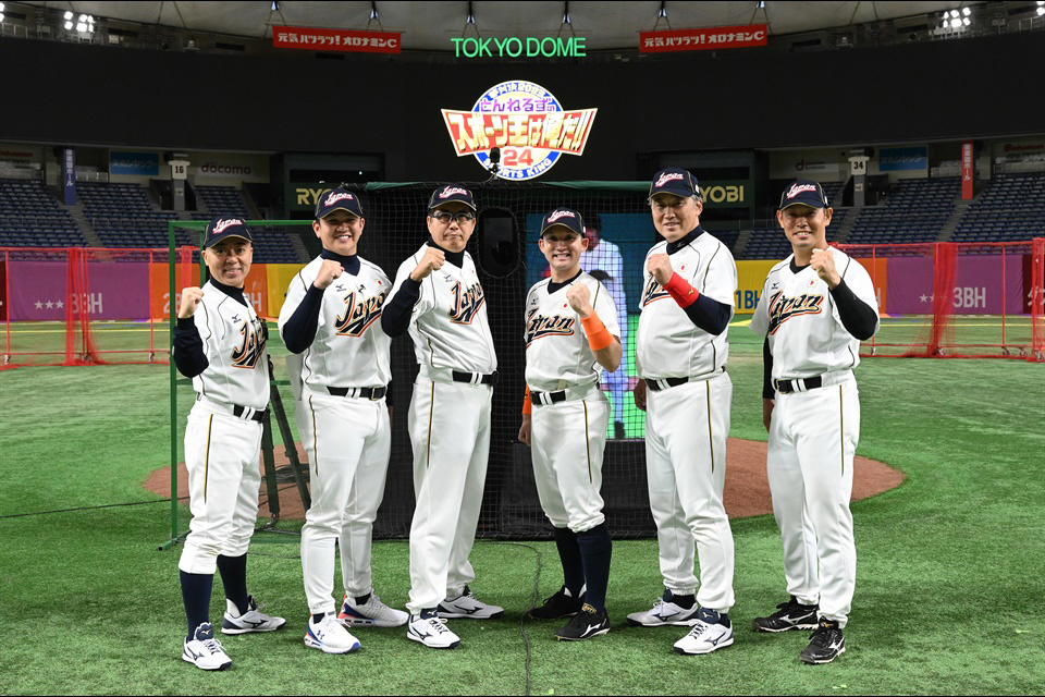 リアル野球BANに石橋貴明（左から3人目）率いる「石橋ジャパン」に参戦した阪神原口（右）（テレビ朝日提供）