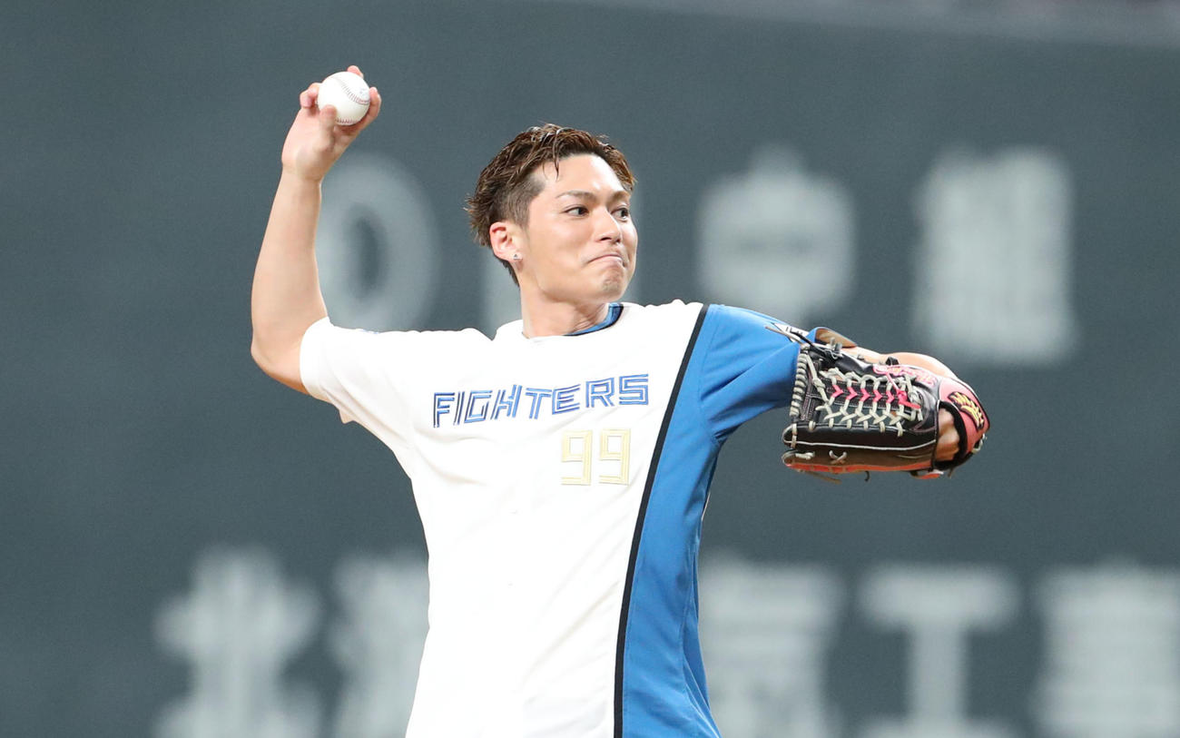 日本ハム対ソフトバンク　始球式で投球するEXILEのSHOKICHI（2022年5月13日撮影）