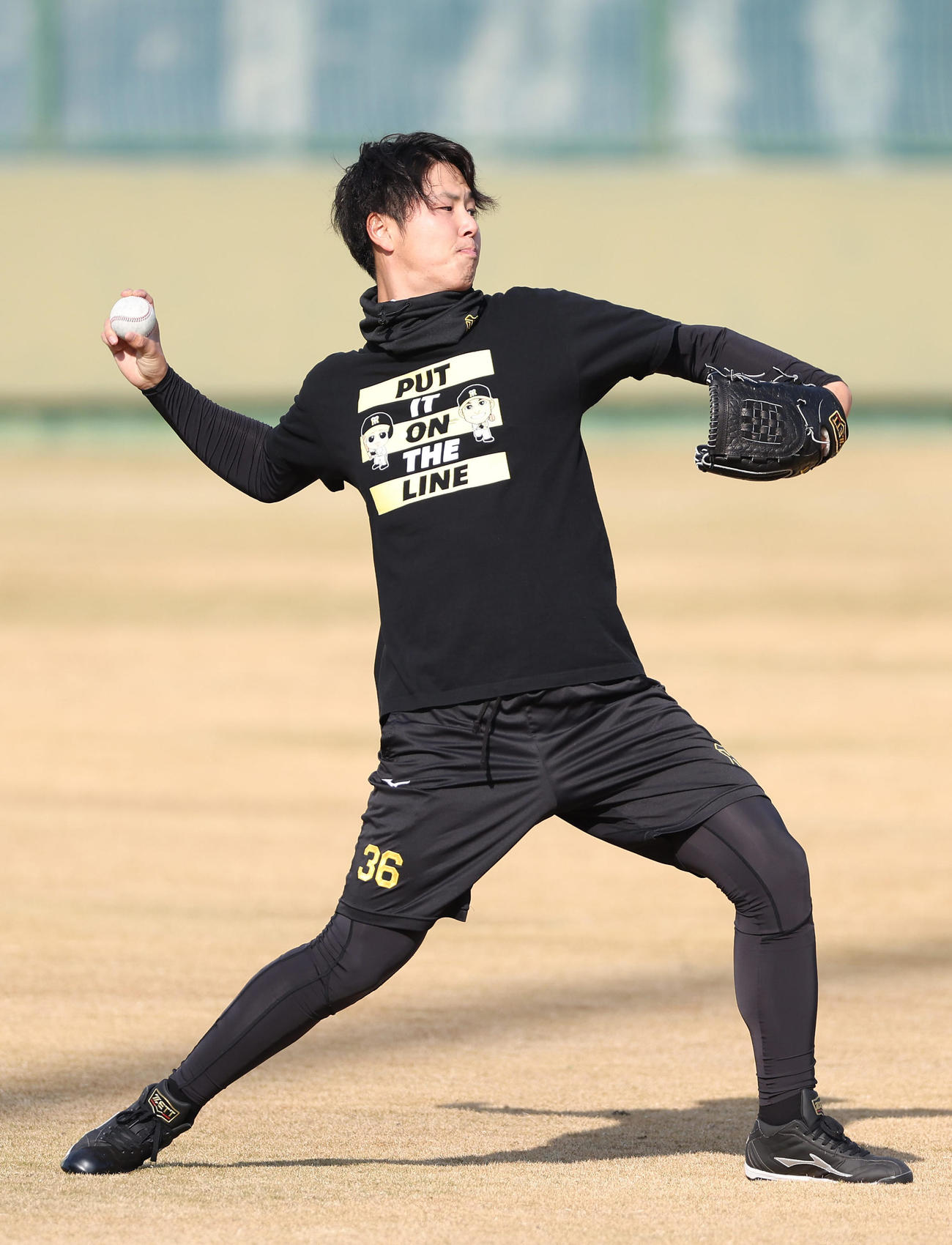 16日、鳴尾浜球場でキャッチボールする阪神浜地真澄