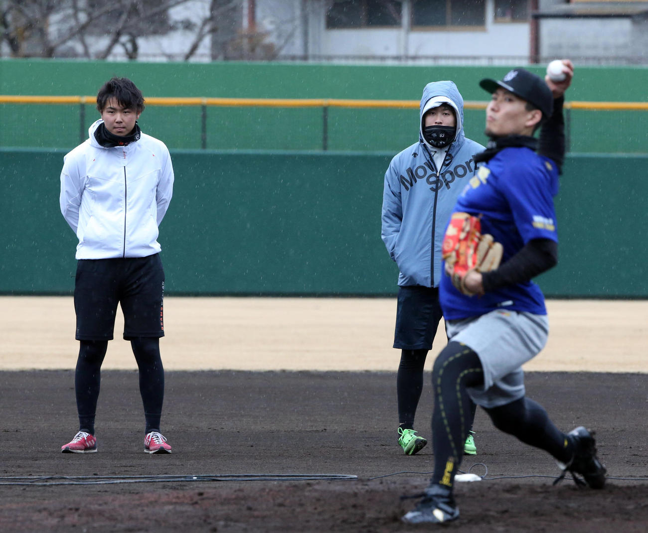20年1月、千賀滉大（右手前）の投球を見つめる浜地真澄（左）