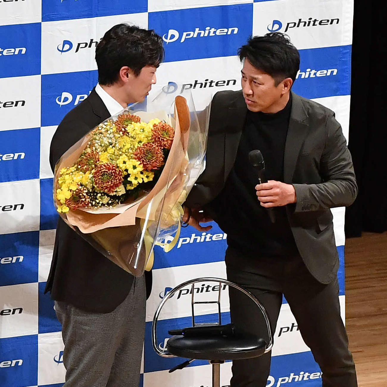 ソフトバンク和田（左）のトークショーで、通算150勝の祝福にサプライズで登場した西武平石ヘッドコーチ（撮影・岩下翔太）