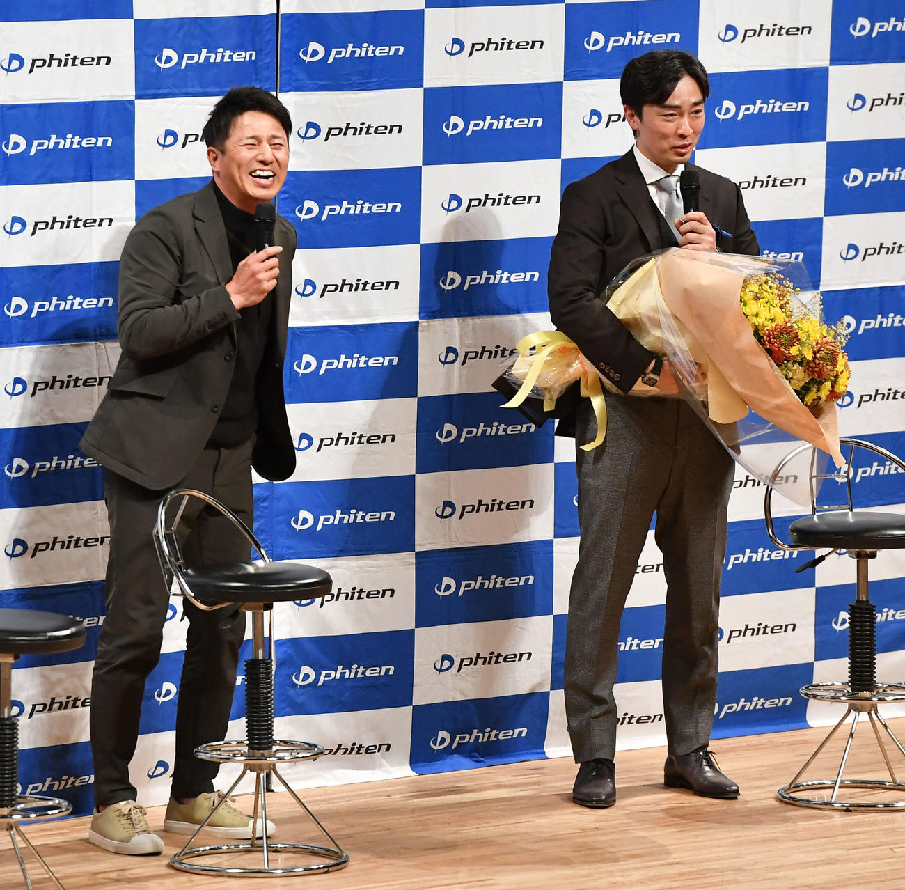 ソフトバンク和田（右）のトークショーで、通算150勝の祝福にサプライズで登場した西武平石ヘッドコーチ（撮影・岩下翔太）