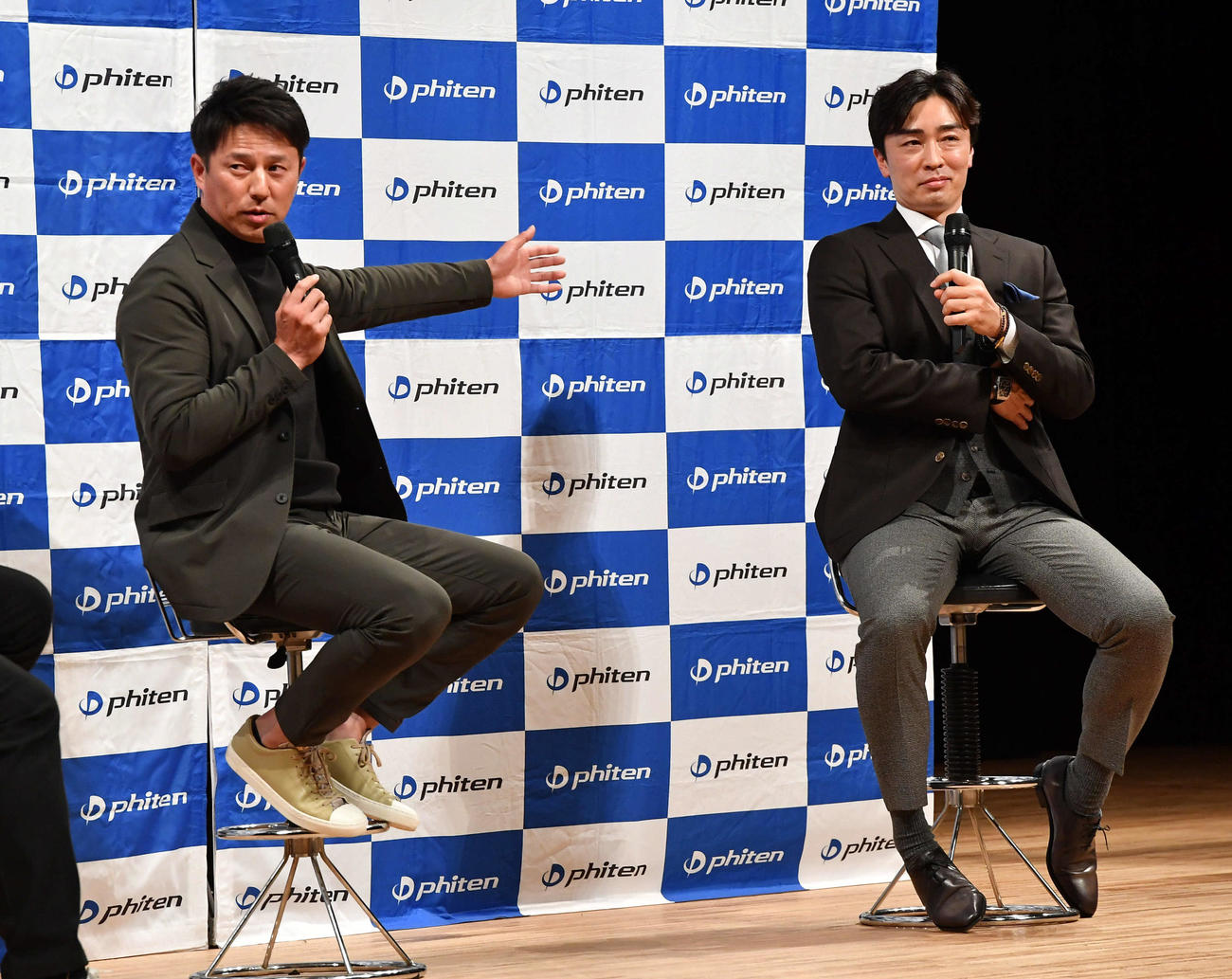 ソフトバンク和田（右）のトークショーにサプライズで登場した西武平石ヘッドコーチ（撮影・岩下翔太）