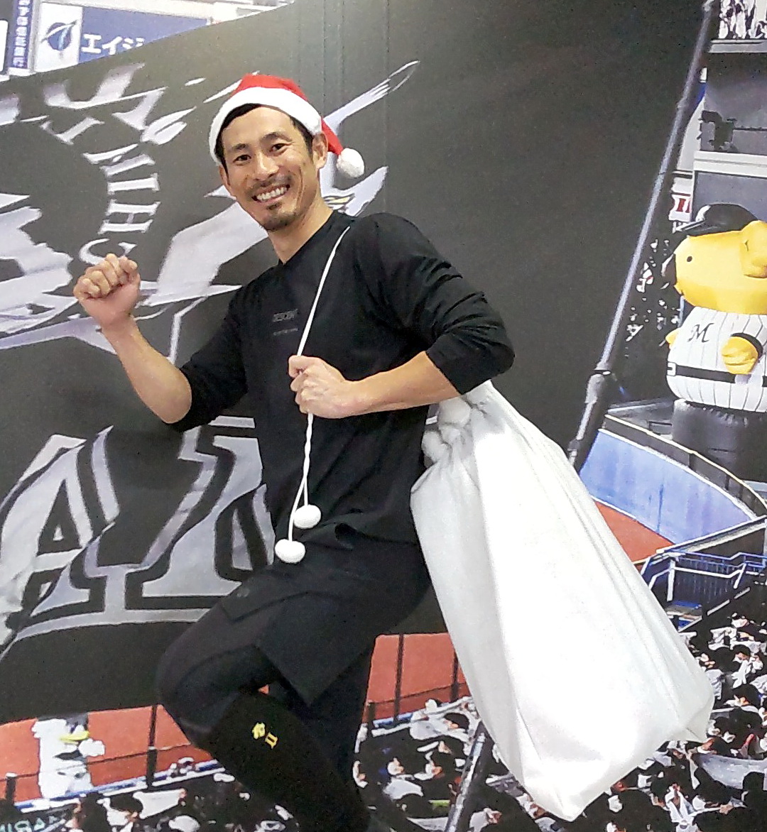 サンタクロースの格好でマスクを外していい世の中を願ったロッテ荻野（撮影・鎌田直秀）