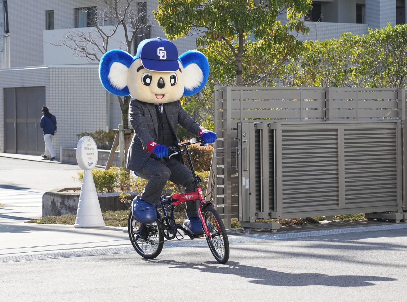 自転車で颯爽と事務所に到着したドアラ（撮影・森本幸一）