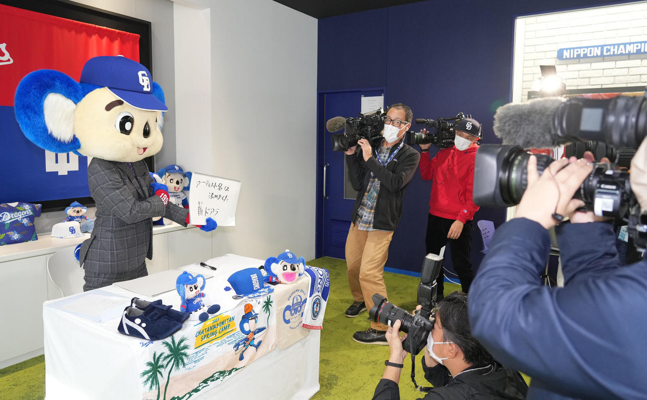 現状維持で更改し会見後、来季についてアーティスト活動を目標に掲げたドアラ（撮影・森本幸一）