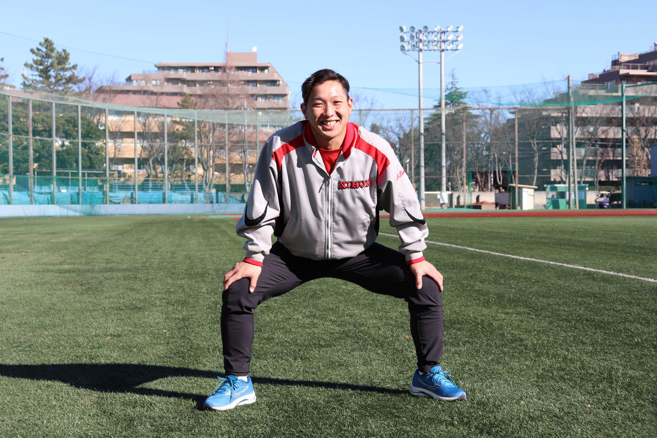 練習納めで、小学校時代、相撲を習っていたことを明かし、四股を披露する日大・友田（撮影・保坂淑子）