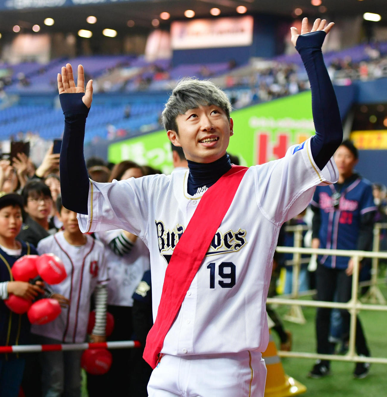 オリックスファンフェスタでファンに手を振る金子（2018年11月25日）