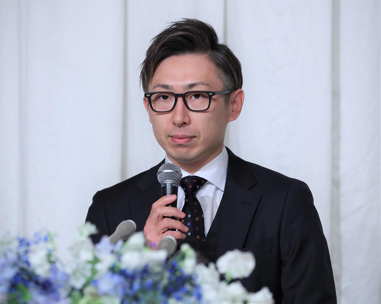 記者会見で現役引退を表明する日本ハム金子（撮影・黒川智章）