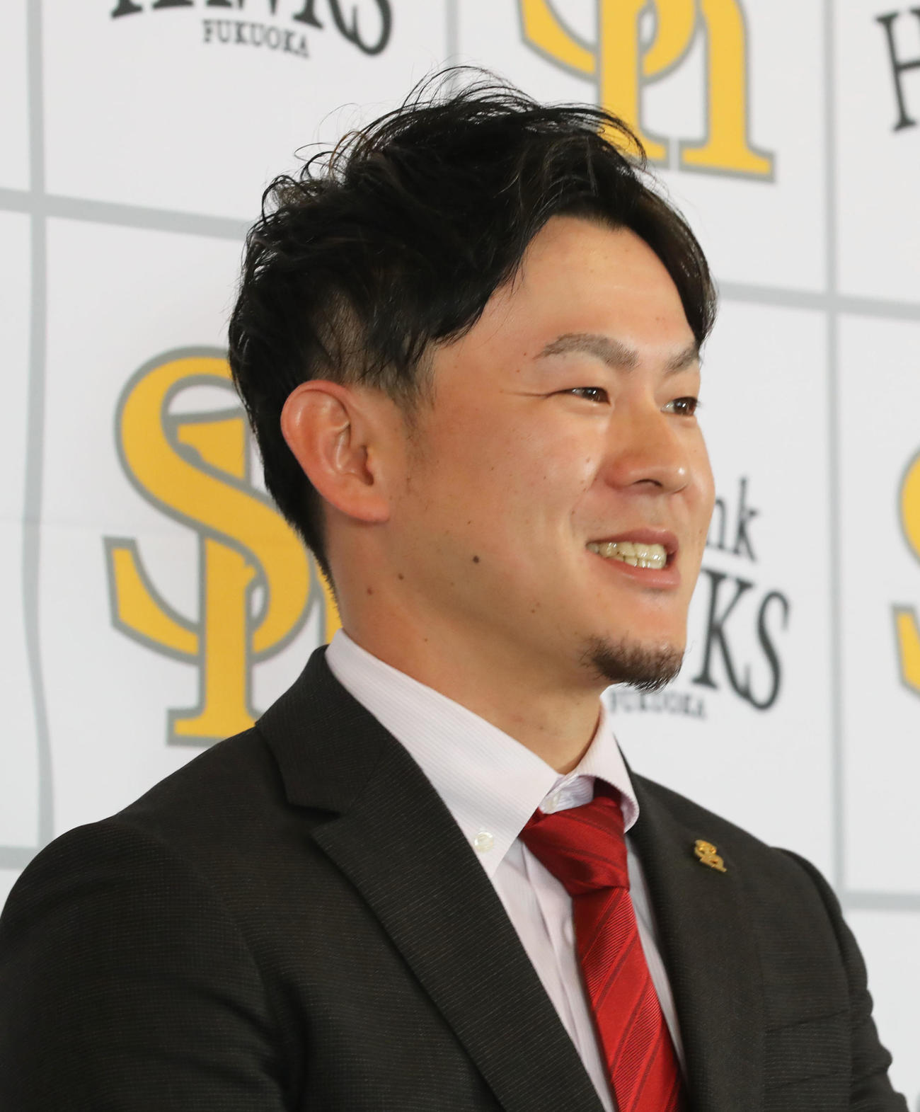 契約更改を終えて、笑顔で会見を行う牧原大（撮影・屋方直哉）