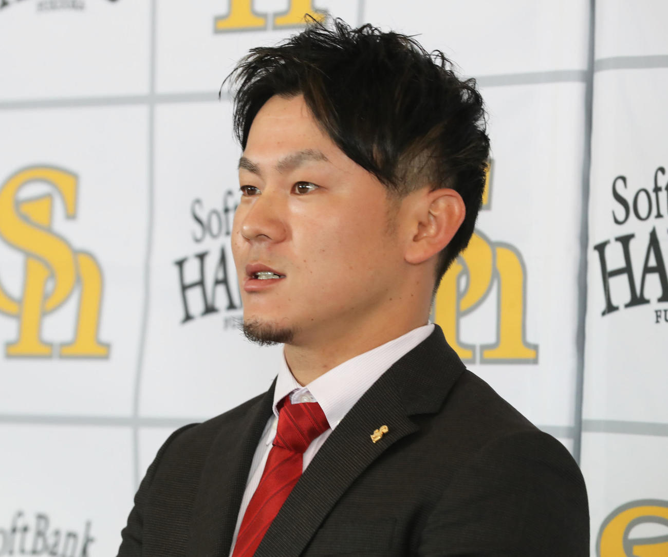 契約更改を終えて会見を行う牧原大（撮影・屋方直哉）