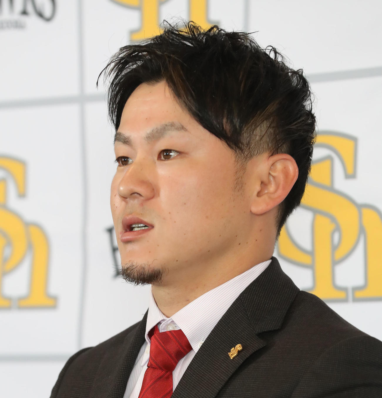 契約更改を終えて会見を行う牧原大（撮影・屋方直哉）