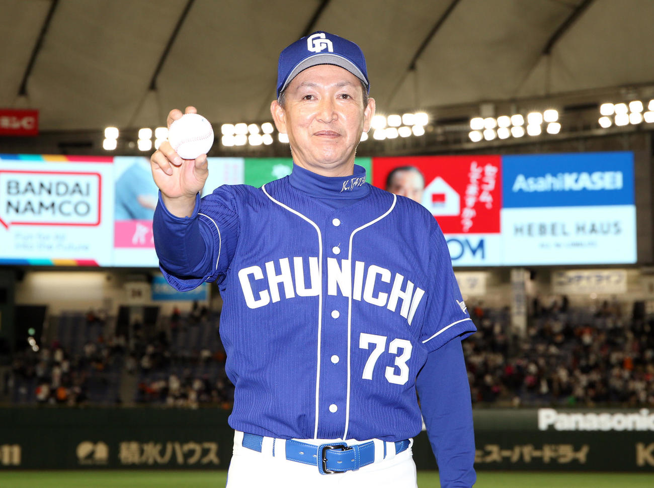 3月27日、監督初勝利のウイニングボールを手にする中日立浪監督