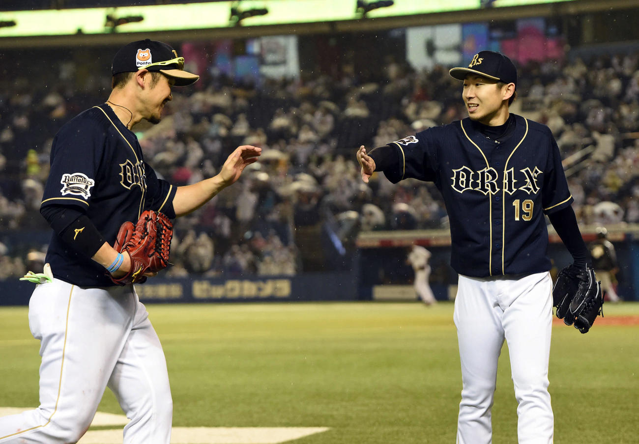 7回に好プレーしたT－岡田（左）を迎える金子（2016年5月6日撮影）