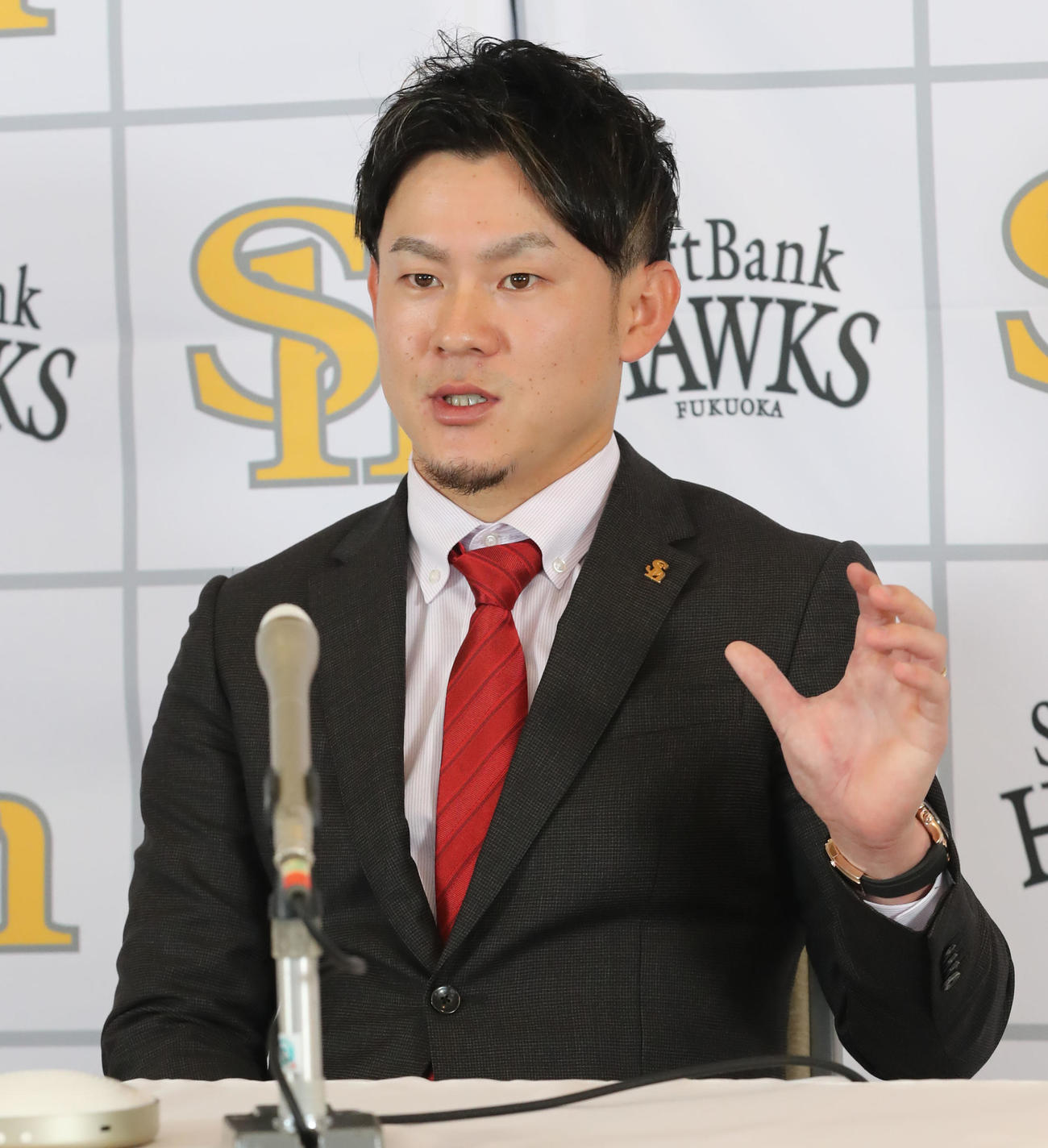 契約更改を終えて会見を行う牧原大（撮影・屋方直哉）