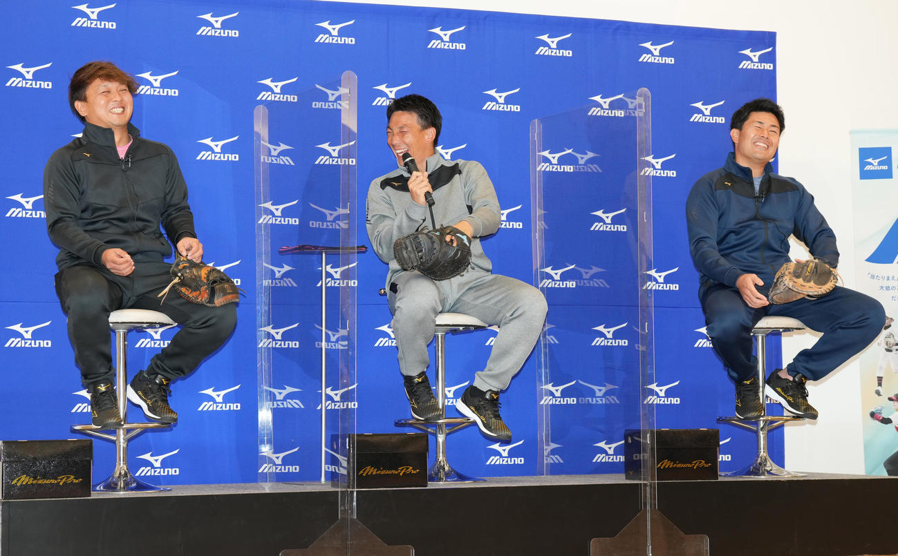 イベントに参加しトークで会場を盛り上げる、左からロッテ田村、ヤクルト嶋コーチ、中日木下（撮影・菅敏）