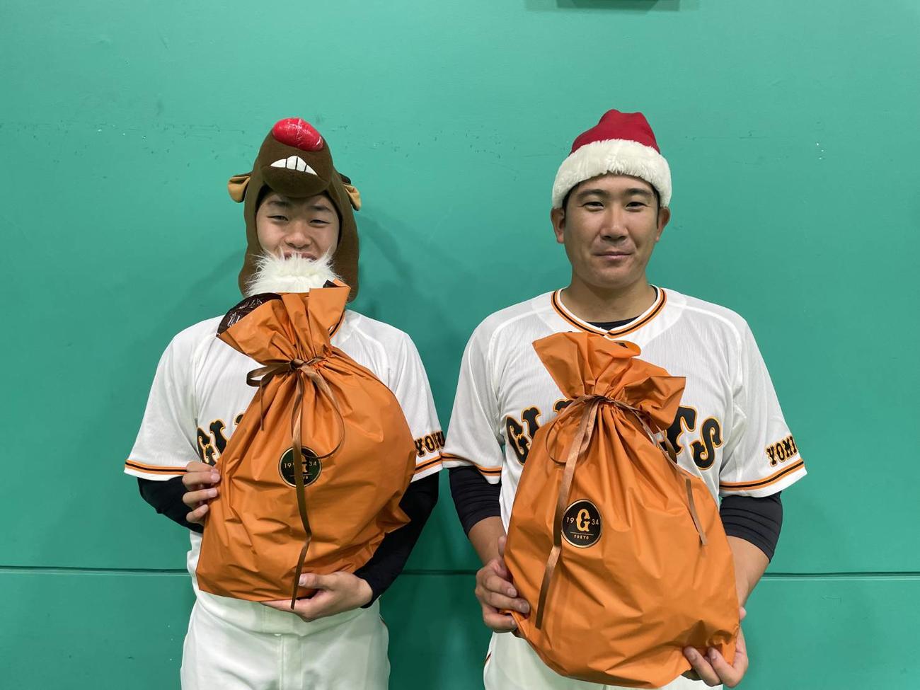 東海大医学部付属病院の院内学級の子どもたちに巨人菅野（右）と山崎伊がクリスマスプレゼントを贈った（球団提供）