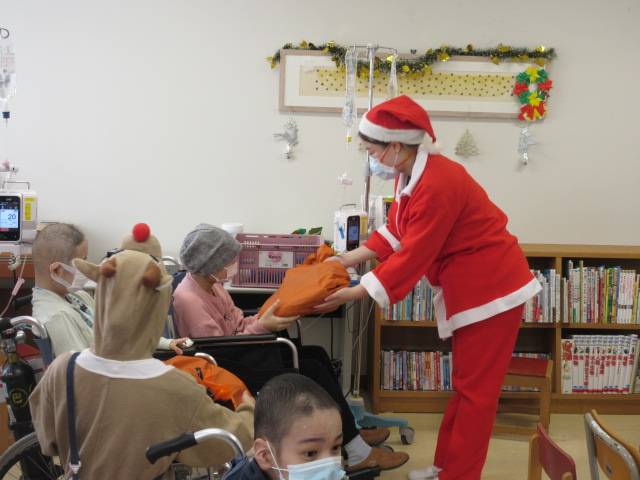 東海大学医学部付属病院の院内学級の子どもたちに菅野智之らがクリスマスプレゼントを贈った（球団提供）