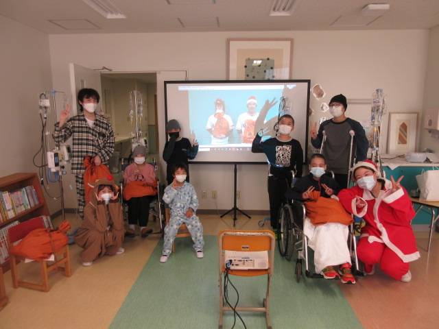 東海大学医学部付属病院の院内学級の子どもたちに菅野智之らがクリスマスプレゼントを贈った（球団提供）
