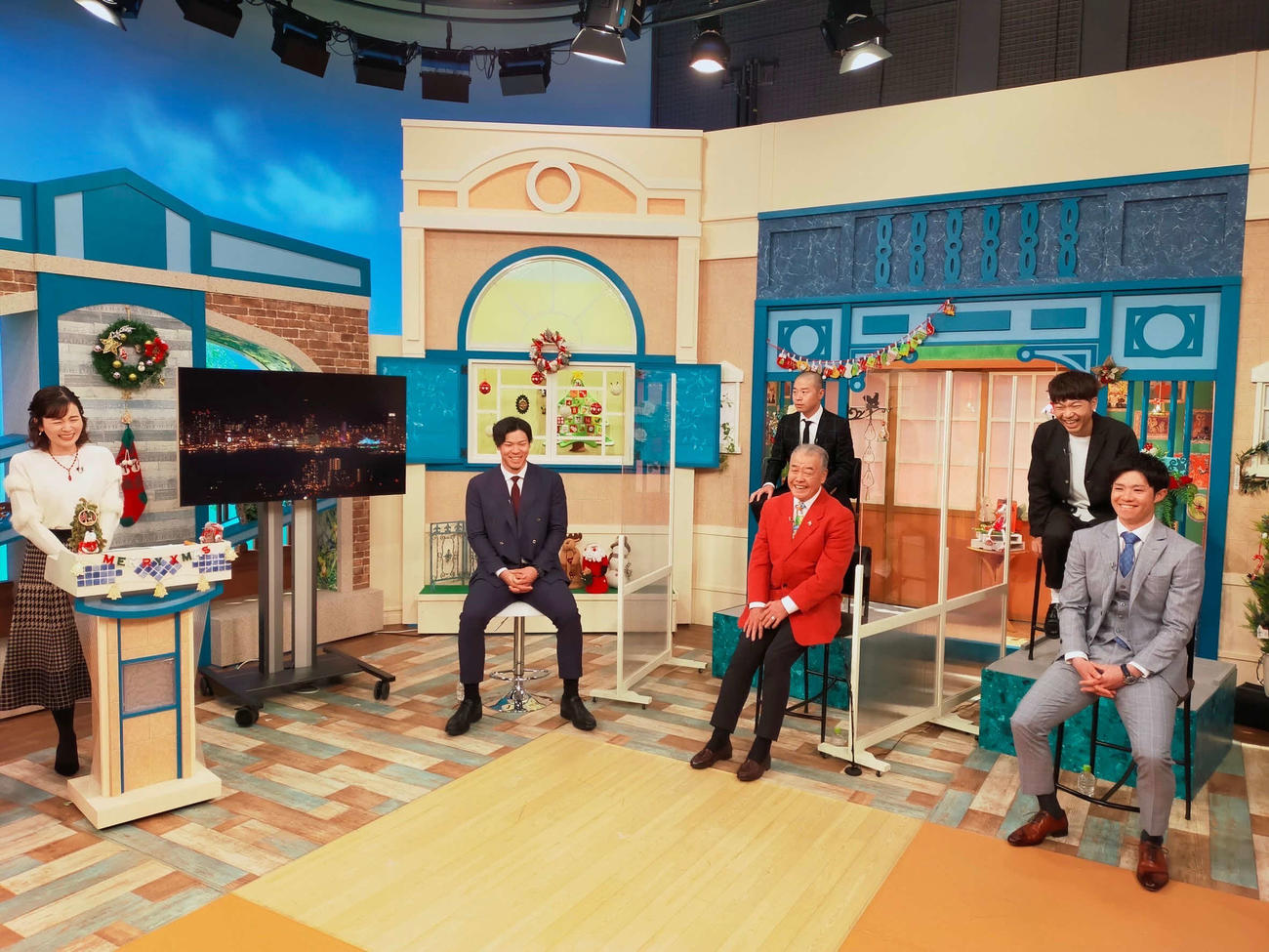 サンテレビ「熱血タイガース党」に出演した、前列左から2人目から阪神佐藤輝、福本豊氏、中野ら（球団提供）