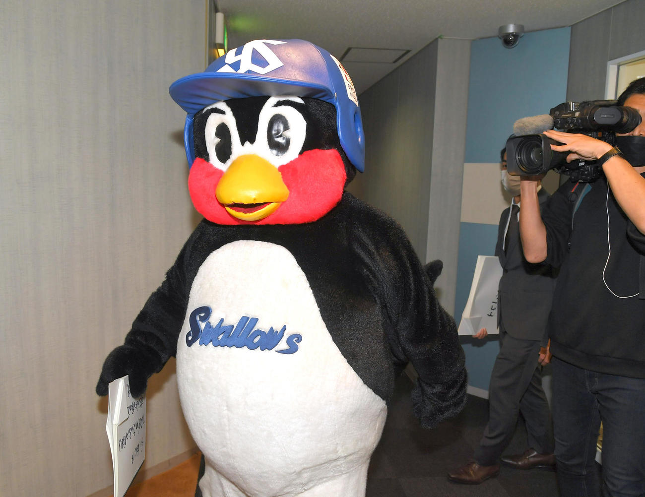 契約更改の保留を発表したつば九郎。怒りながら帰路につく（代表撮影）