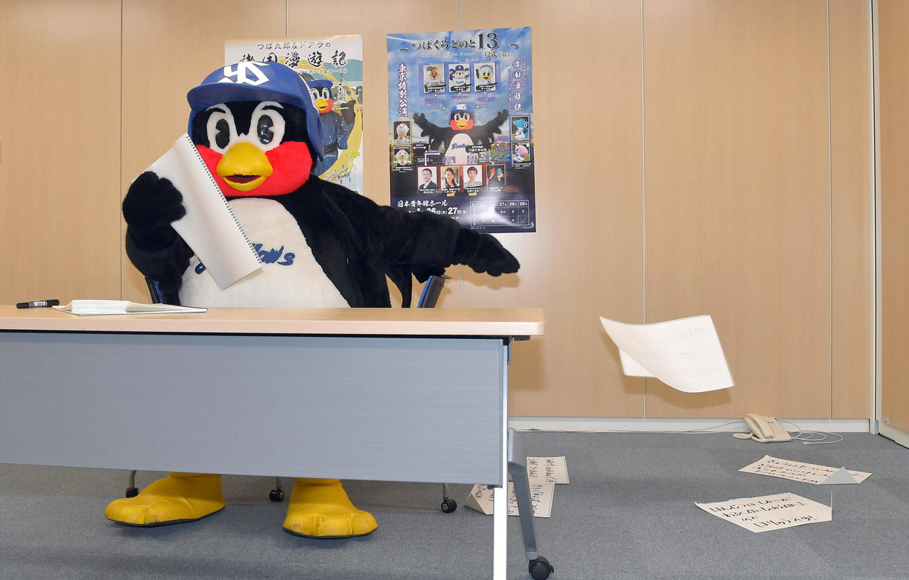 契約更改の保留を発表したつば九郎。怒りでスケッチブックを雑に破り捨てる（代表撮影）