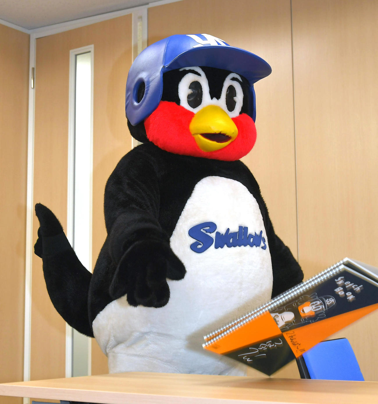 怒りながら会見場に姿を現すつば九郎。スケッチブックを投げつける（代表撮影）