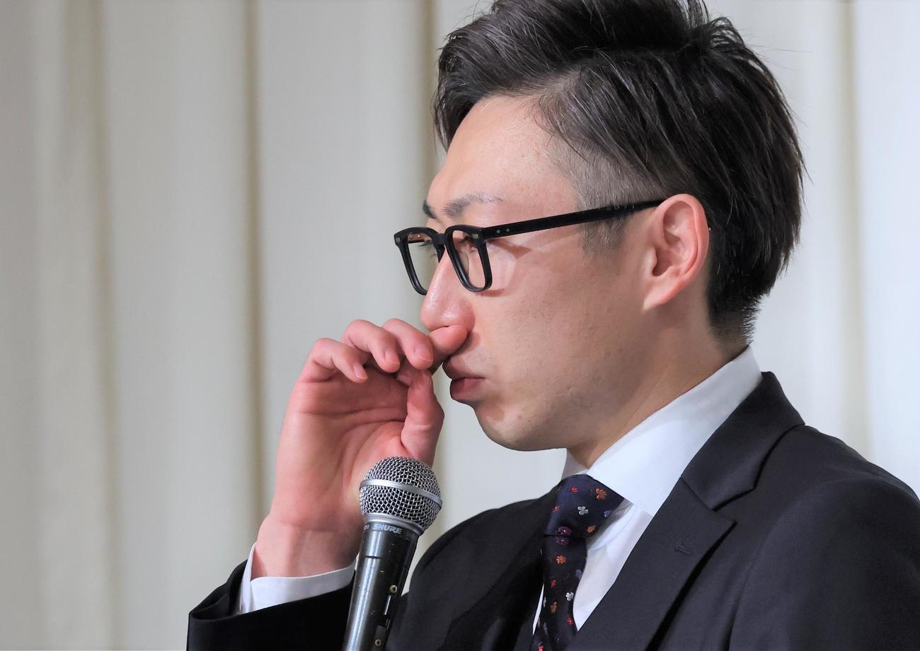 記者会見で現役引退を表明する日本ハム金子（撮影・黒川智章）