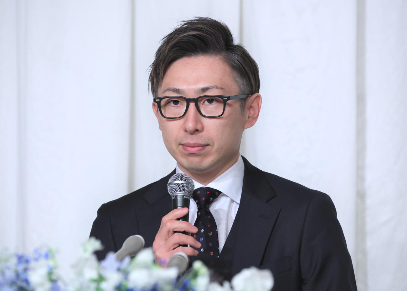 記者会見で現役引退を表明する日本ハム金子（撮影・黒川智章）