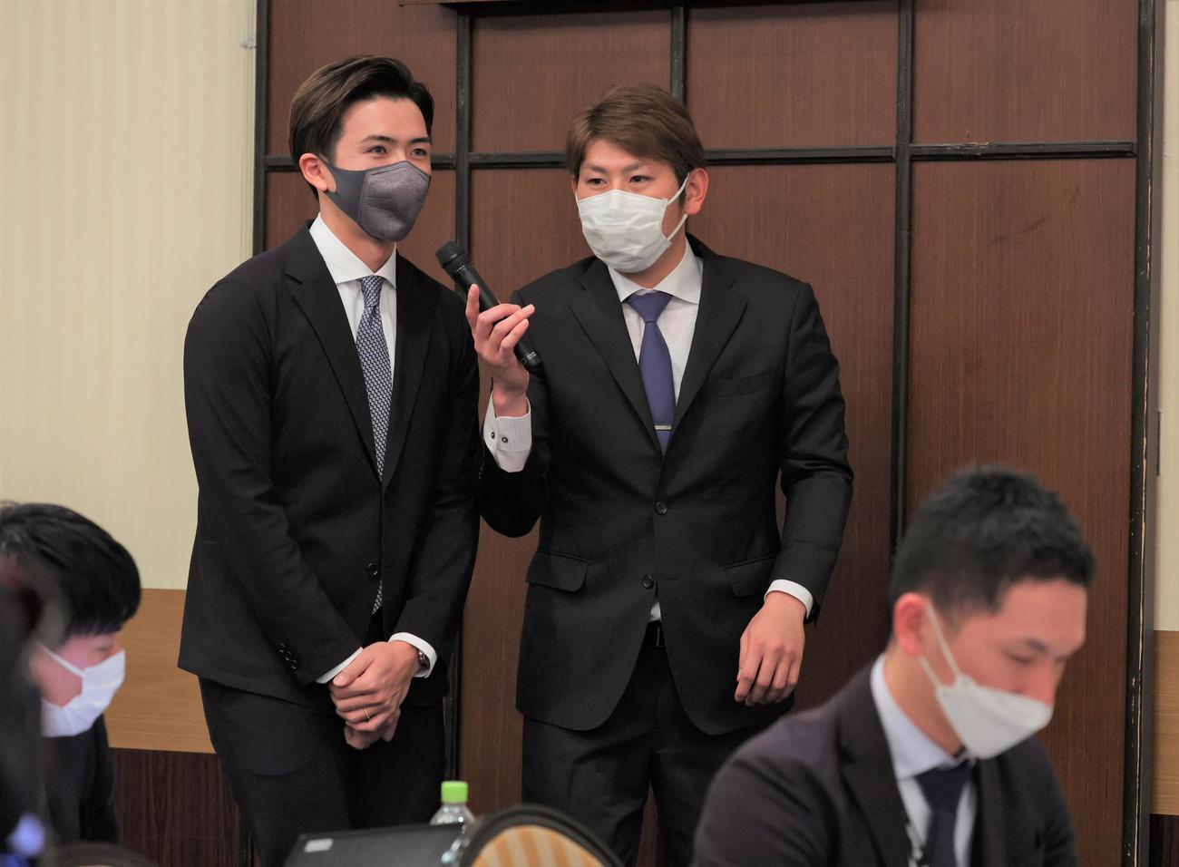 日本ハム金子の引退会見に紛れ込み質問する上沢（左）と加藤貴（撮影・黒川智章）