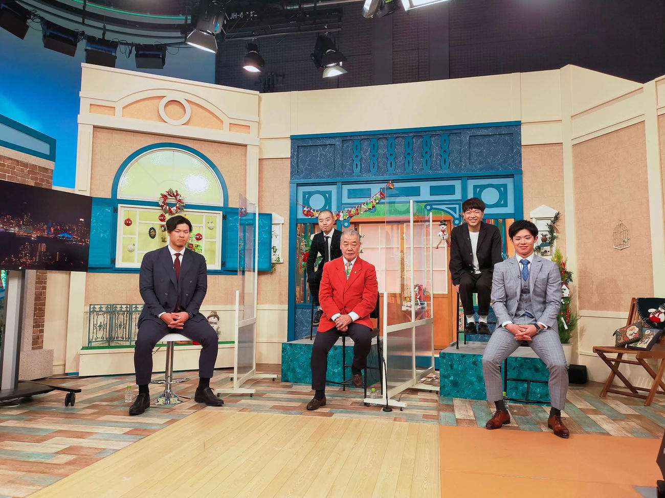 サンテレビ「熱血タイガース党」に出演した、前列左から阪神佐藤輝明、福本豊氏、中野拓夢ら（球団提供）